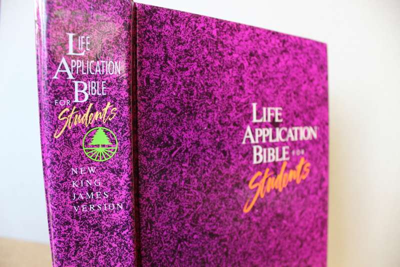 LIFE APPLICATION BIBLE FOR STUDENTS.