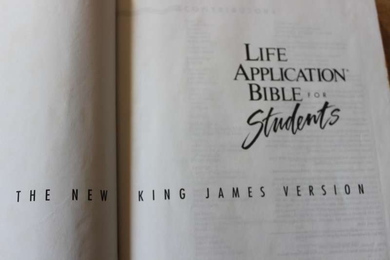 LIFE APPLICATION BIBLE FOR STUDENTS.