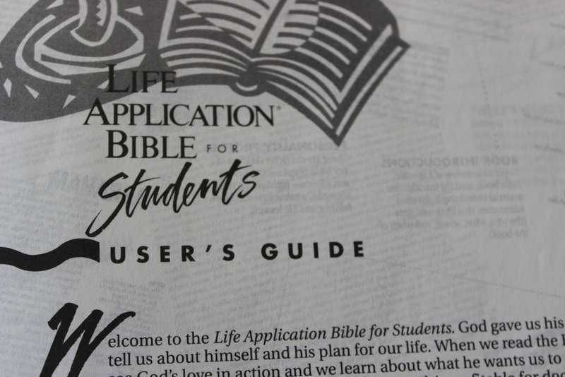 LIFE APPLICATION BIBLE FOR STUDENTS.