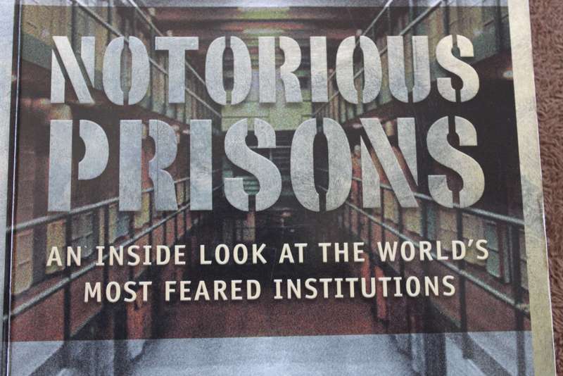 NOTORIOUS PRISONS. Scott Christianson.