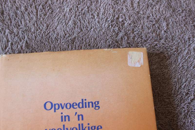 OPVOEDING IN `N VEELVOLKIGE SAMELEWING. G.J.J. Louw