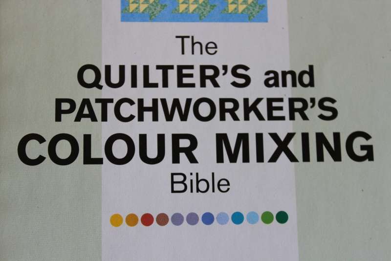 THE QUILTER`S AND PATCHWORKER`S COLOUR MIXING BIBLE. Celia Eddy.