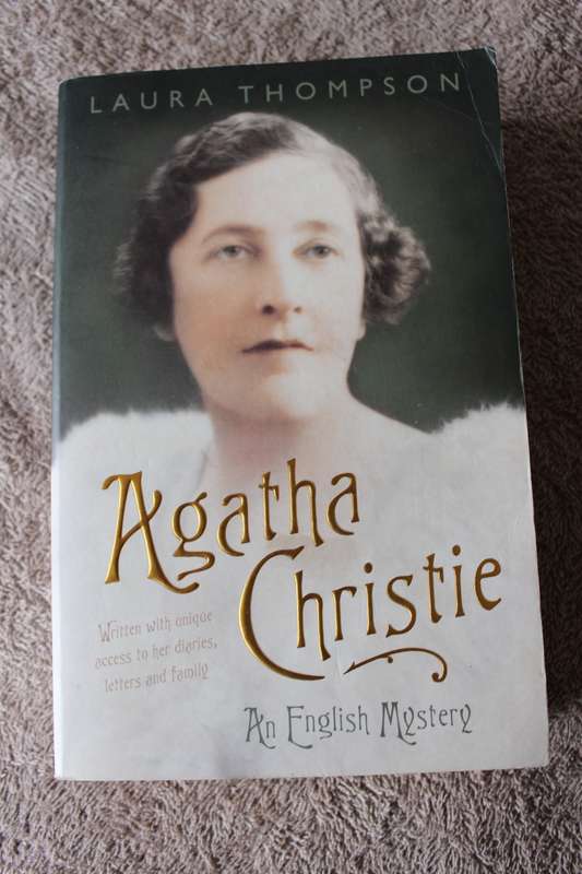 LAURA THOMPSON. AGATHA CHRISTIE. An English Mystery.