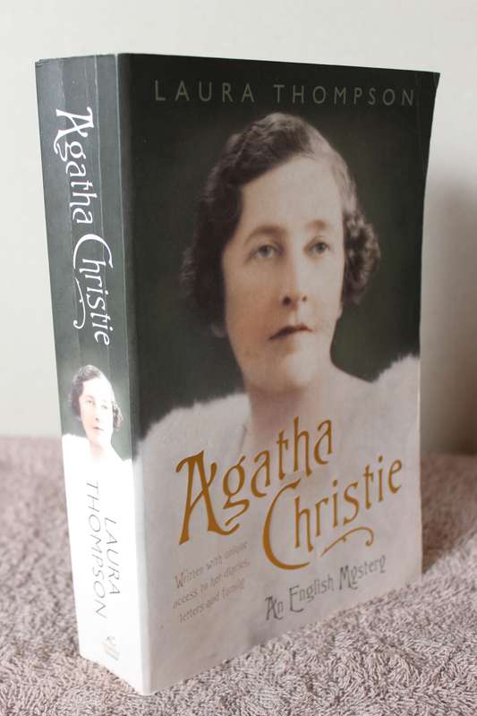 LAURA THOMPSON. AGATHA CHRISTIE. An English Mystery.