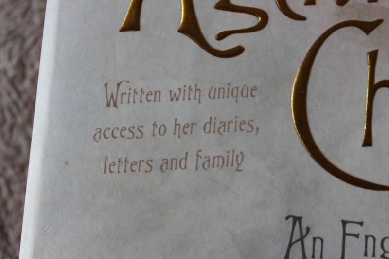 LAURA THOMPSON. AGATHA CHRISTIE. An English Mystery.