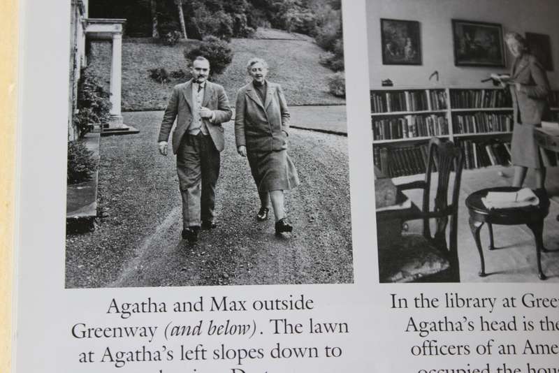 LAURA THOMPSON. AGATHA CHRISTIE. An English Mystery.