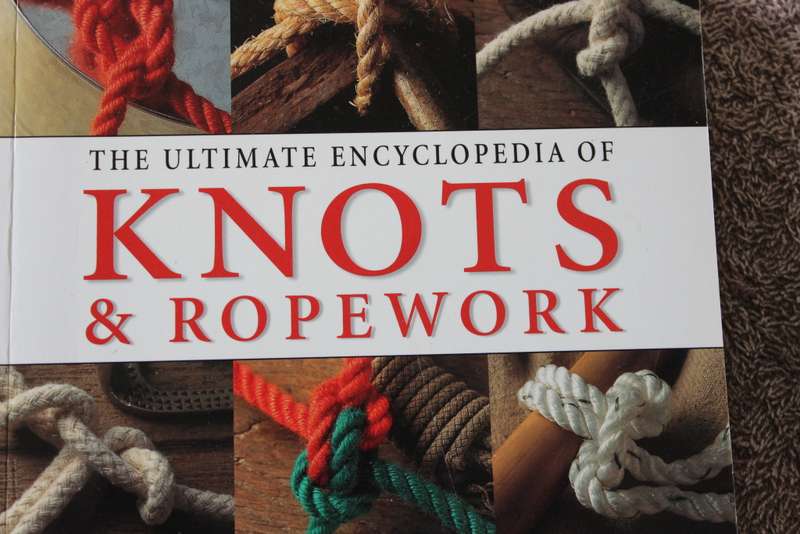 THE ULTIMATE ENCYCLOPEDIA OF KNOTS & ROPEWORK. Geoffrey Budworth.