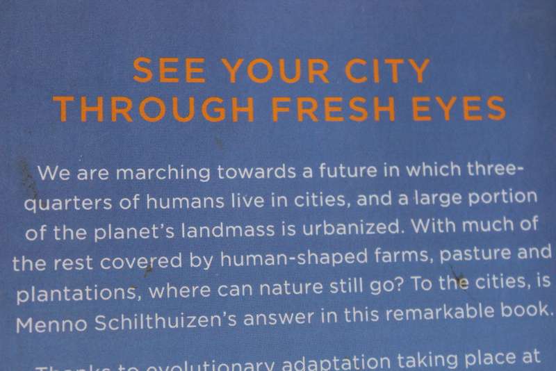 DARWIN COMES TO TOWN by Menno Schilthuizen. (How the Urban Jungle Drives Evolution).