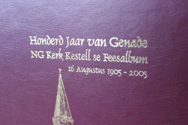 HONDERD JAAR VAN GENADE. N.G. Kerk Kestell se Feesalbum. 16 Augustus 1905-2005.   (P)