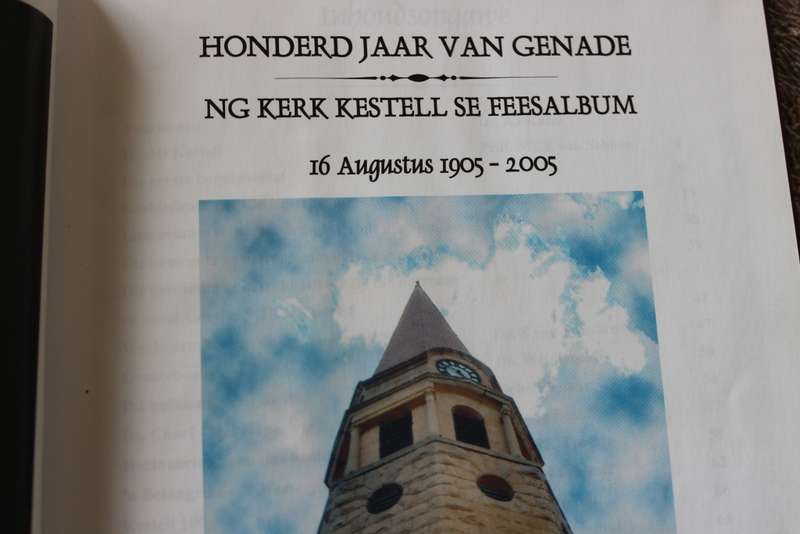HONDERD JAAR VAN GENADE. N.G. Kerk Kestell se Feesalbum. 16 Augustus 1905-2005.   (P)