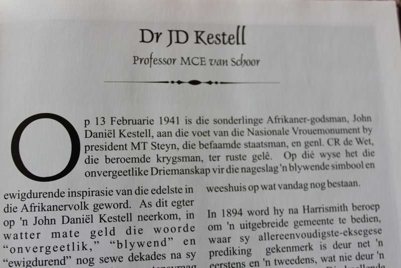 HONDERD JAAR VAN GENADE. N.G. Kerk Kestell se Feesalbum. 16 Augustus 1905-2005.   (P)