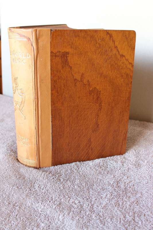THE WORLD OF MUSIC - LISTENER`S COMPANIAN  Compiled adn edited by K. B. Sandved