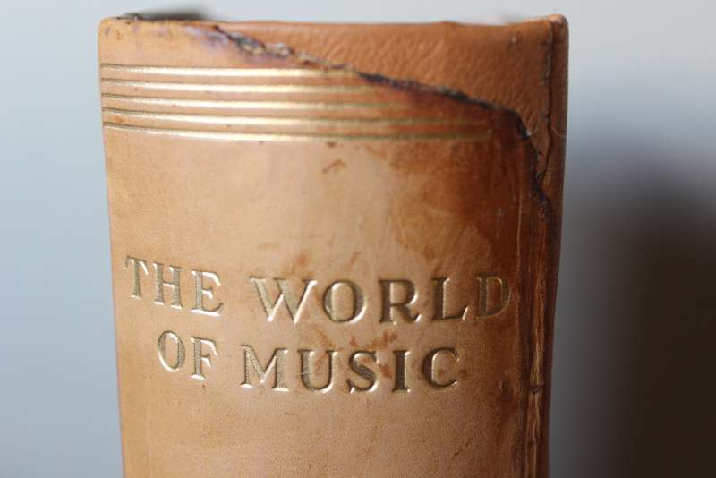 THE WORLD OF MUSIC - LISTENER`S COMPANIAN  Compiled adn edited by K. B. Sandved