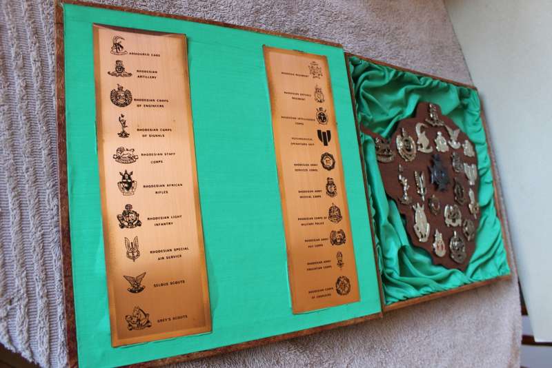 TWENTY RHODESIAN MILITARY BADGES MOUNTED IN SMART LEATHERLIKE BOX