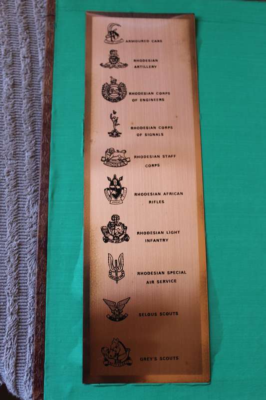 TWENTY RHODESIAN MILITARY BADGES MOUNTED IN SMART LEATHERLIKE BOX