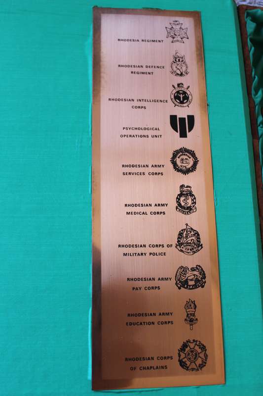 TWENTY RHODESIAN MILITARY BADGES MOUNTED IN SMART LEATHERLIKE BOX