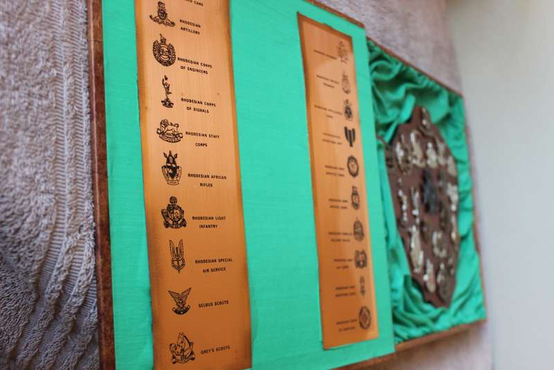 TWENTY RHODESIAN MILITARY BADGES MOUNTED IN SMART LEATHERLIKE BOX