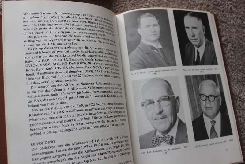 VYFTIG JAAR VOLKSDIENS: Geskiedenis van die FAK 1929 - 1979 deur M.J. Swart en O. Geyser
