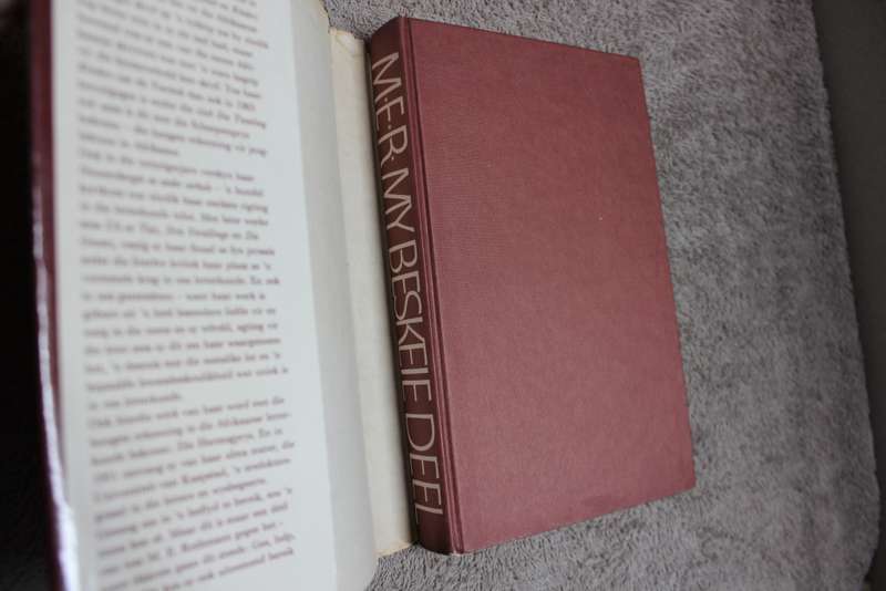 TWEE HARDEBANDE: M.E.R. 100 EN MY BESKEIE DEEL M.E.R. `n Outobiografiese Vertellings
