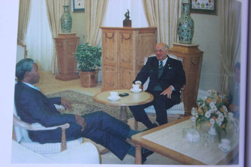 NIËL BARNARD. GEHEIME REVOLUSIE. Memoires van `n Spioenbaas.   (P)