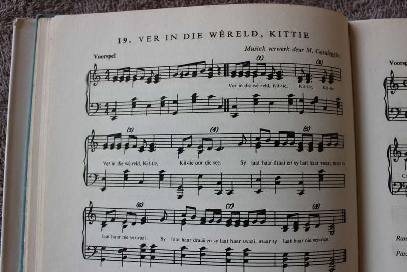 ONS EIE VOLKSPELE  Uitgegee deur Die Uniale Raad vir Volksang en Volkspele