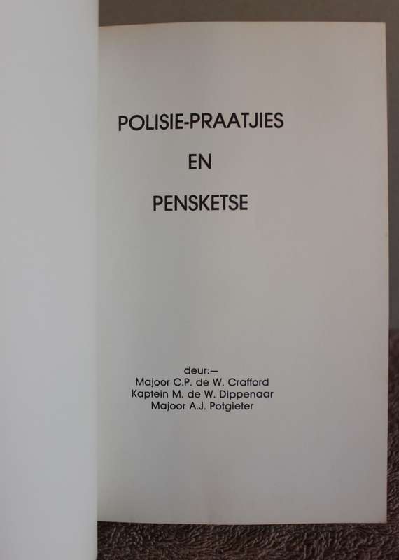 POLISIE-PRAATJIES EN PENSKETSE deur Majoor Crafford, Kaptein Dippenaar en Majoor Potgieter.    (W)