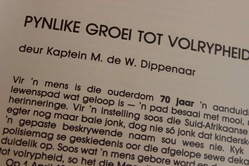 POLISIE-PRAATJIES EN PENSKETSE deur Majoor Crafford, Kaptein Dippenaar en Majoor Potgieter.    (W)