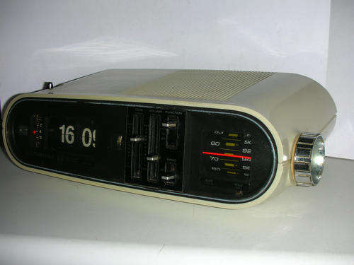 Retro Space Age Toshiba Clock Radio
