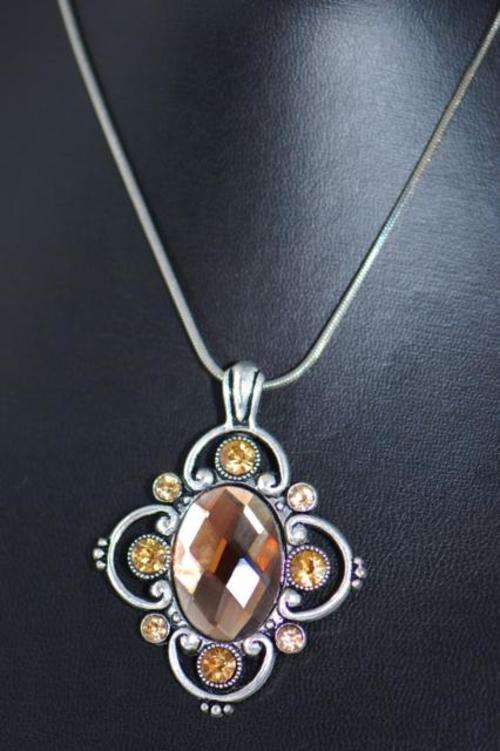 Fashion Jewelry:  Beautiful Necklace