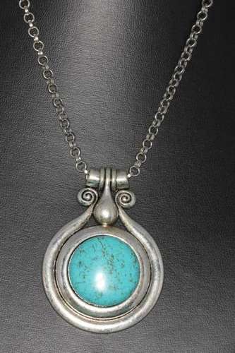 Fashion Jewelry: Curbed Chain Necklace With Pendant and Aqua stone