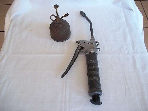 2 Vintage 1950s lubricating utensils for 1 bid