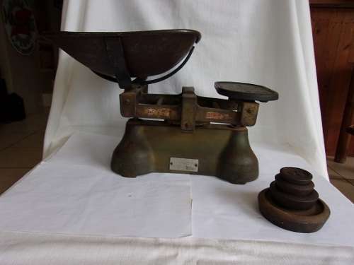 Vintage W&T Avery balance scale and 4 lb weights