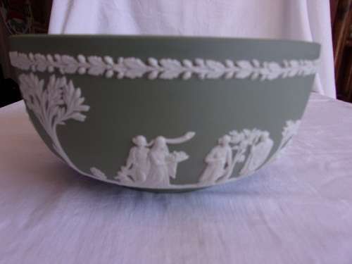 Large green Jasperware "Sacrifice" centrepiece fruit bowl