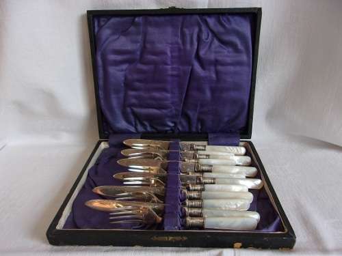 Antique boxed set of 6 EPNS A1 mother of pearl handled fruit/ dessert knives & forks