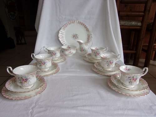 Lovely vintage 21 piece Royal Albert Serenity tea set - good condition