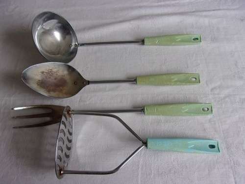 Set of 4 retro Ponyware kitchen utensils for 1 bid