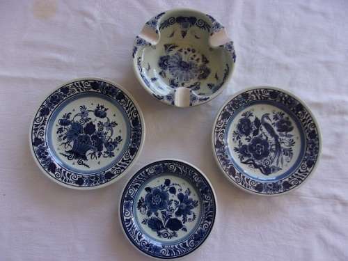 3 Small vintage handpainted blue Delft plates and an ashtray for 1 bid