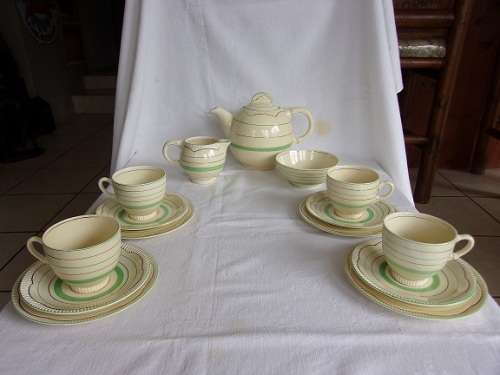 Vintage art deco Clarice Cliff Regd. No. 840076 15 piece tea set - Newport Pottery