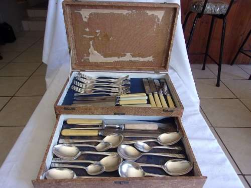 Vintage mixed cutlery set in distressed canteen  - part Viners set with mixed bone handle knives & e