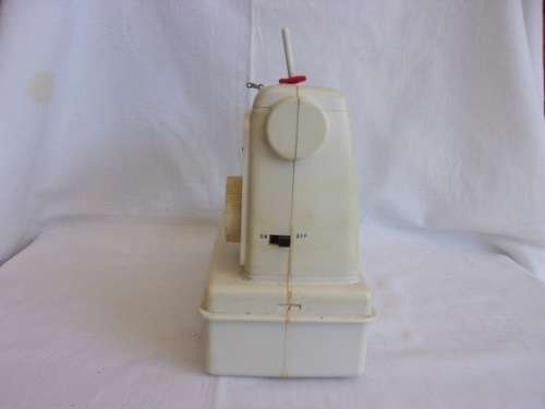 Vintage children's learning Singer Golden Panoramic 67B battery operated sewing machine