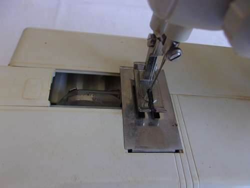 Vintage children's learning Singer Golden Panoramic 67B battery operated sewing machine