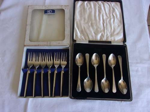 6 Cased vintage silver plated teaspoons & 6 boxed cake forks for 1 bid