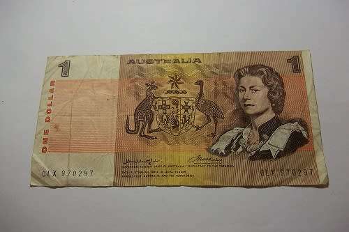 1 Queen Elizabeth 11 Australia One Dollar & 2 New Zealand One Dollar banknotes for 1 bid