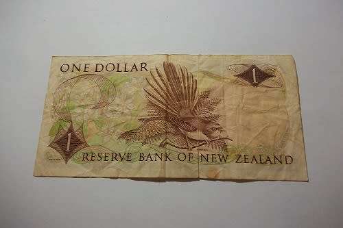 1 Queen Elizabeth 11 Australia One Dollar & 2 New Zealand One Dollar banknotes for 1 bid