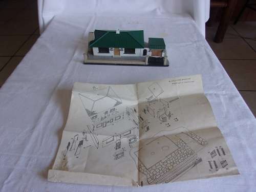 Vintage OO Gauge Tri-ang Model Land RML.110 Hollywood Bungalow with assembly instructions
