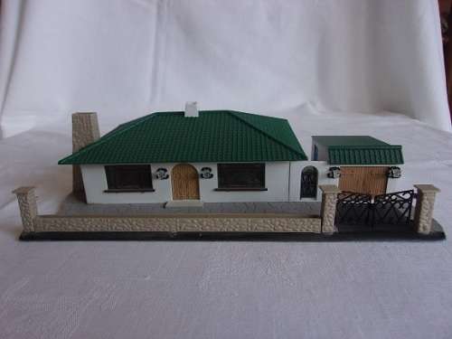 Vintage OO Gauge Tri-ang Model Land RML.110 Hollywood Bungalow with assembly instructions
