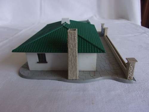 Vintage OO Gauge Tri-ang Model Land RML.110 Hollywood Bungalow with assembly instructions