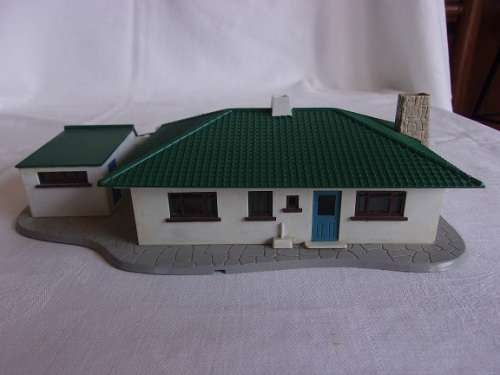 Vintage OO Gauge Tri-ang Model Land RML.110 Hollywood Bungalow with assembly instructions