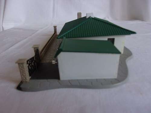 Vintage OO Gauge Tri-ang Model Land RML.110 Hollywood Bungalow with assembly instructions