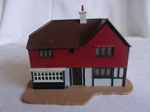 Vintage OO Gauge Tri-ang Model Land RML.1 Villiage Inn with assembly instructions
